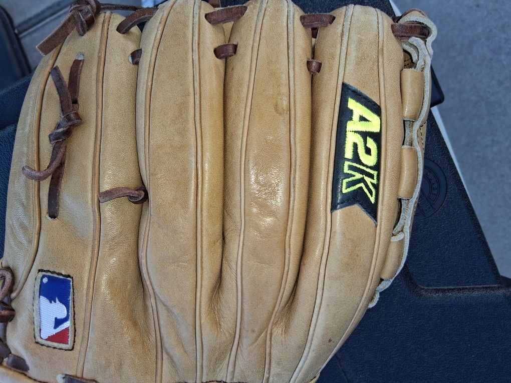 Collectors Baseball Glove In Excellent Condition $100 Very Very Firm
