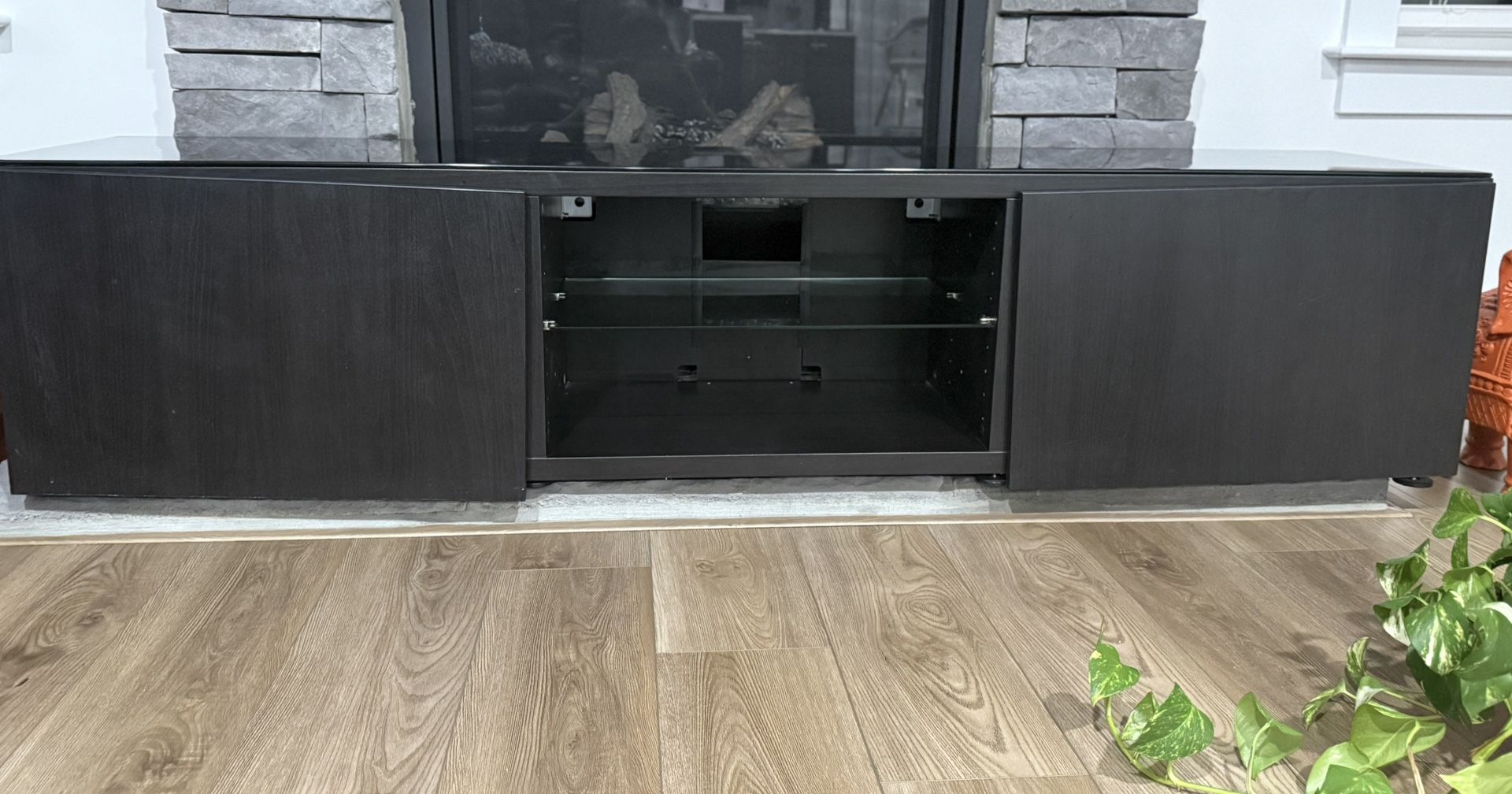 📌 Modern TV Stand with Glass Top – Excellent Condition