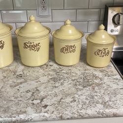 Beautiful Vintage Pfaltzgraff four Piece Cannister Set.  Excellent Condition with the exception of the tea Cannister.  It has A Very tiny Chip. 