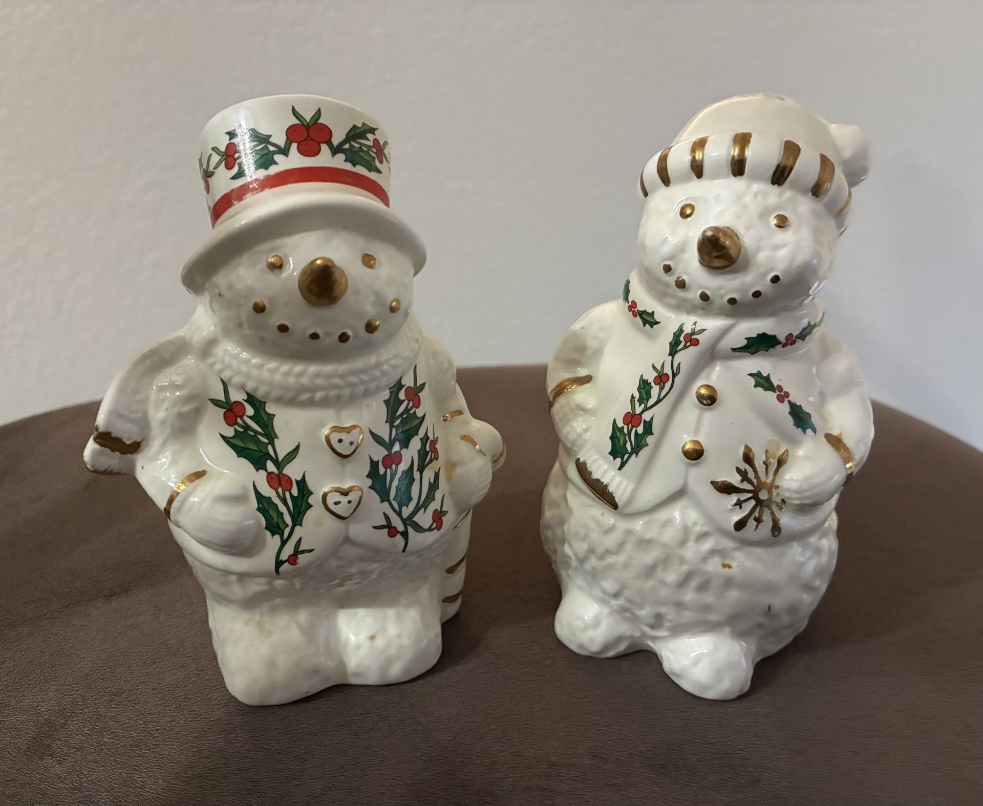 Ceramic Holiday/Christmas Holly Salt & Pepper Set!