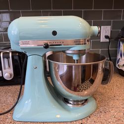 Kitchen Aid Artisan stand mixer (5 quart)