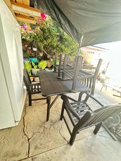Mesa de madera de patio
