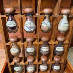 VINTAGE MCM WOOD SPICE RACK HANGING 12 TEAR DROP MUSHROOM GLASS JAR W/ LABELS