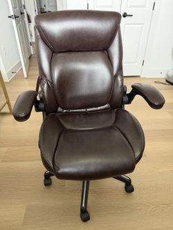 Brown Leather Office Chair – Comfortable & Adjustable