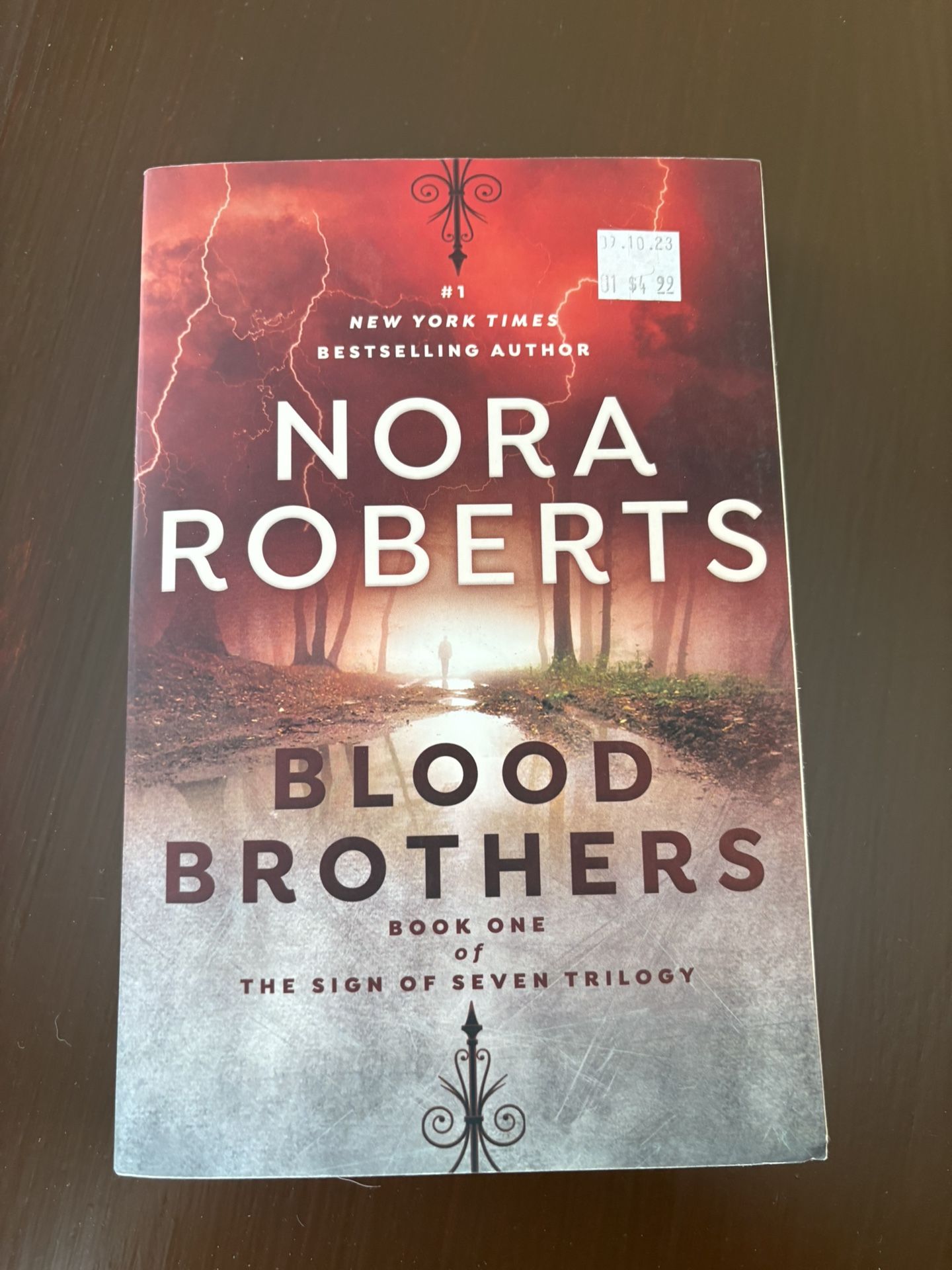 Nora Roberts - The sign of seven trilogy. paperback