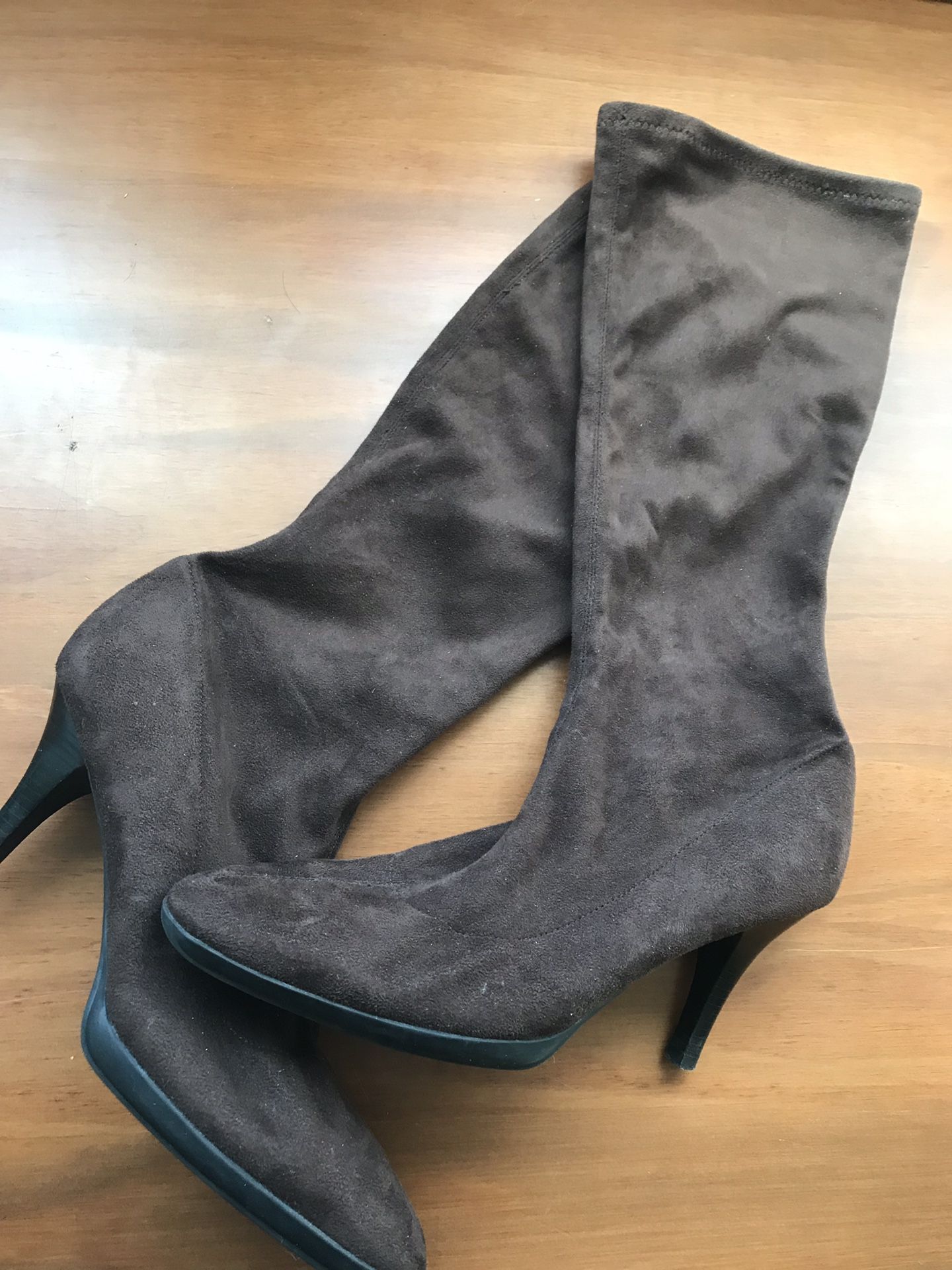 Beautifully compact knee high flax suede boots