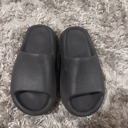 Size 3 Yeezy slides 