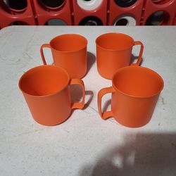 4 plastic cups set