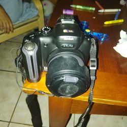 Kodak Easy share P880 With Extra Battery And Charger And P20 Zoom flash