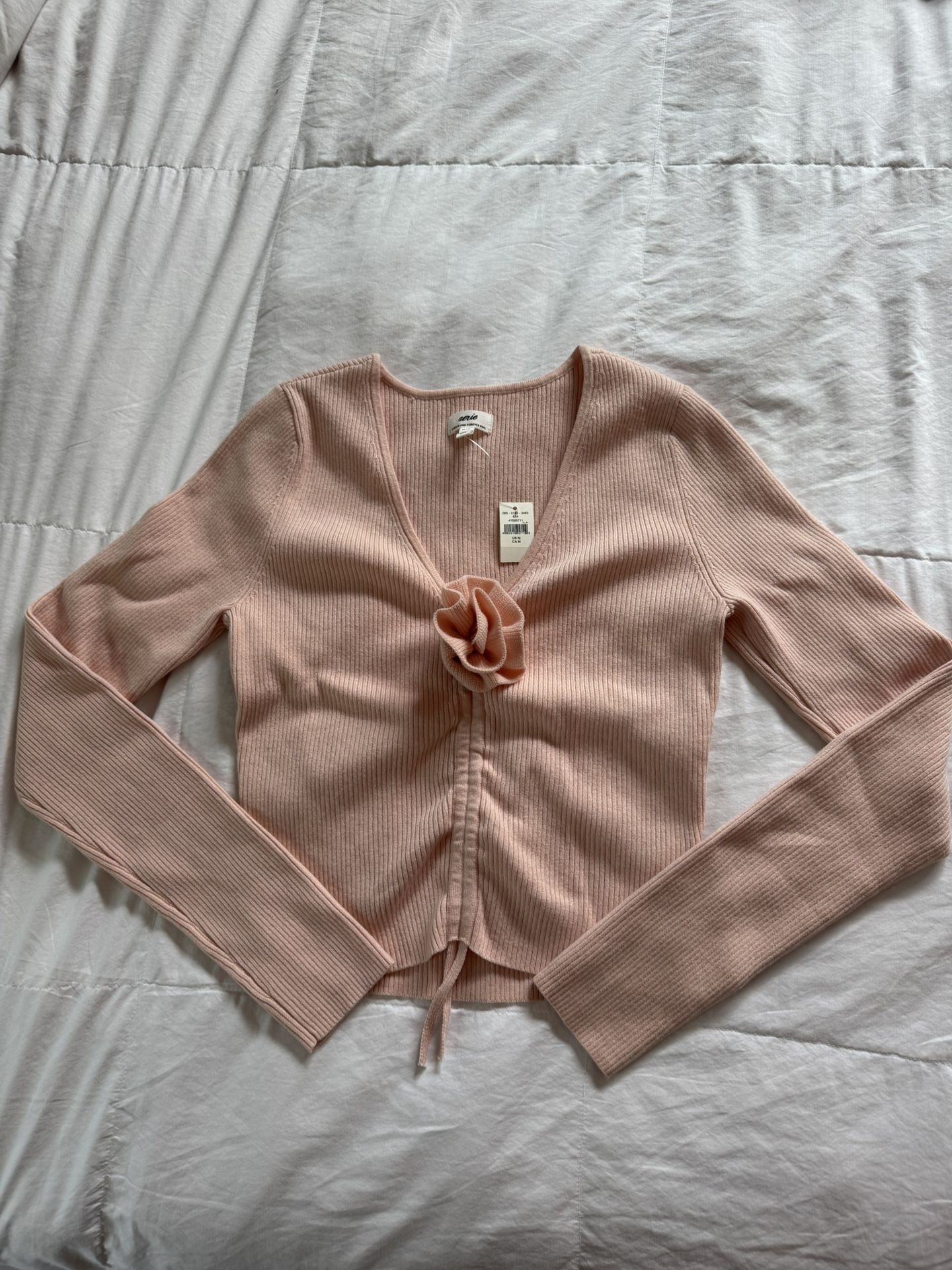 Pink Aerie cardigan with flower detail in the middle and optional scrunching - women’s M