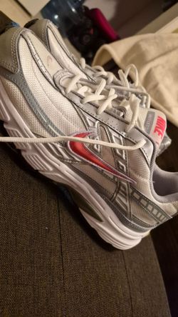 Nike Women's Initiator size 10