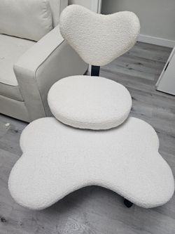 Ergonomic Crossed Legged Swivel Chair