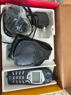 Vintage Nokia 5165 cell phone in box