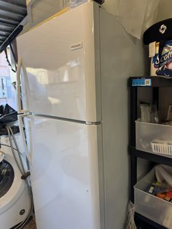 Refrigerator Like NEW!!