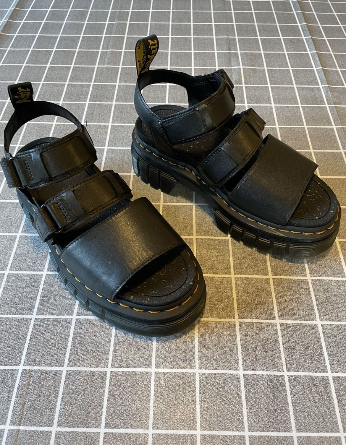 RICKI NAPPA LUX LEATHER The STRAP PLATFORM SANDALS DR MARTENS!!