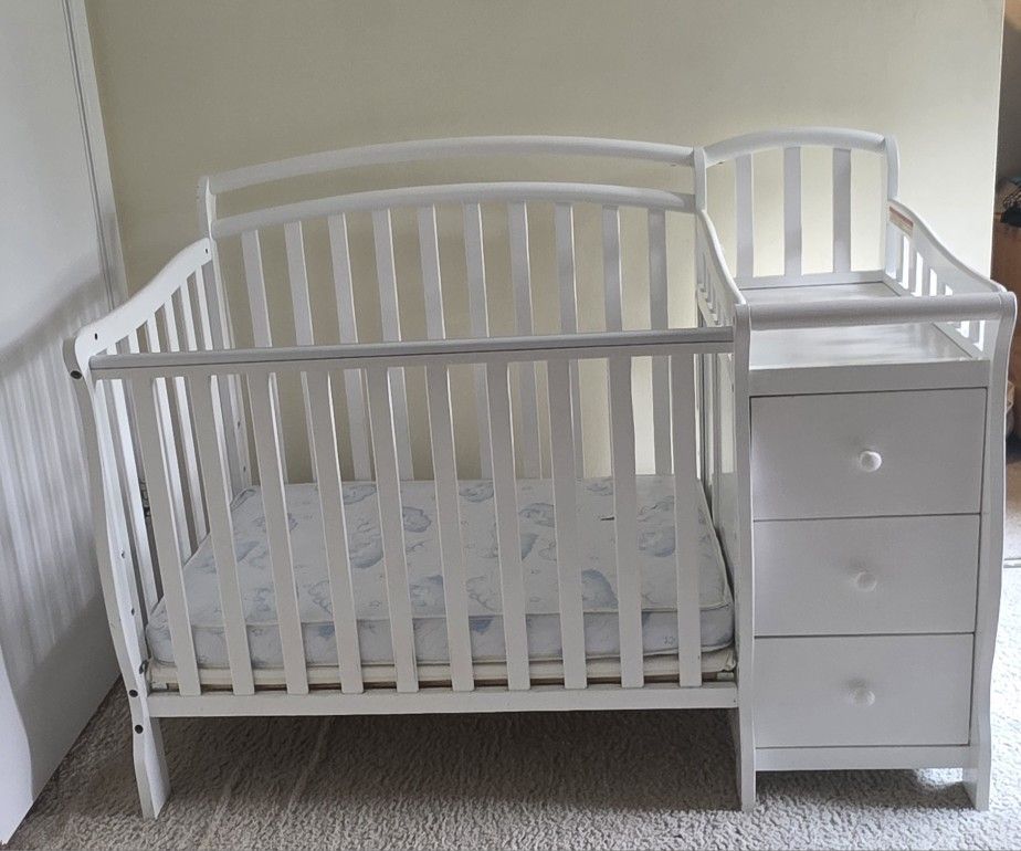 Dream On Me Casco 3-in-1 Mini Crib and Changing Table in White, Convertible Crib, Made of Pine Wood, Three Adjustable Mattress Positions