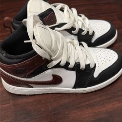Air Jordan 1 Mid SE 'Dark Pony'