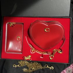 Coach 3 pc set in ❤️ shape purse 👜