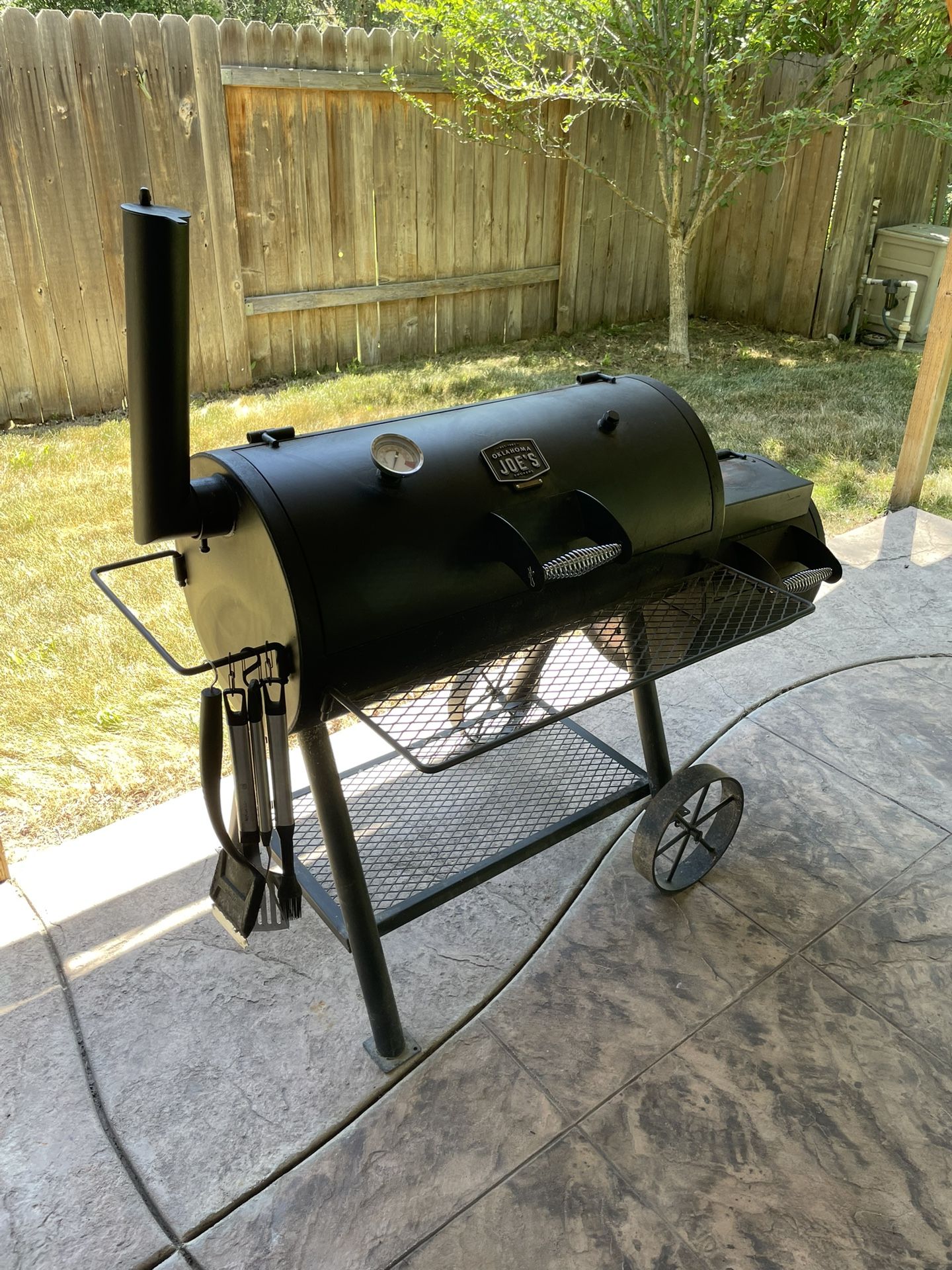 Oklahoma Joe Smoker – Ready to Grill & Smoke