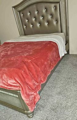 Very strong diva queen size bed . Headboard+base. Need gone by 7/17