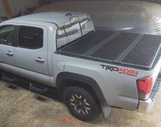 LA Zona Auto Parts 2005 to 2026 Toyota Tacoma 5 ft Hard Tonneau Bed Cover Cubierto para caja de troca dura trd 5 pies tri fold
