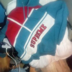 Supreme Hoodie.. Large 