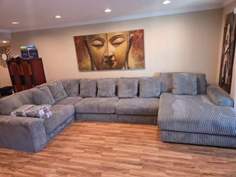 Brand new Ashley Furniture Lindyn 5-Piece Modular Sectional with Chaise -