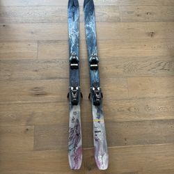  Atomic Bent 90 Skis w/ Strive 14 Bindings – 166cm