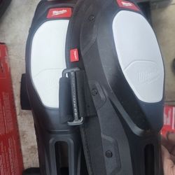 NEW MILWAUKEE KNEELING PADS 60$ RETAILS 100