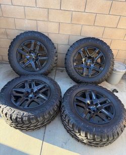 20s Chevy Silverado trailboes 35x12.50r20LT 99% tires