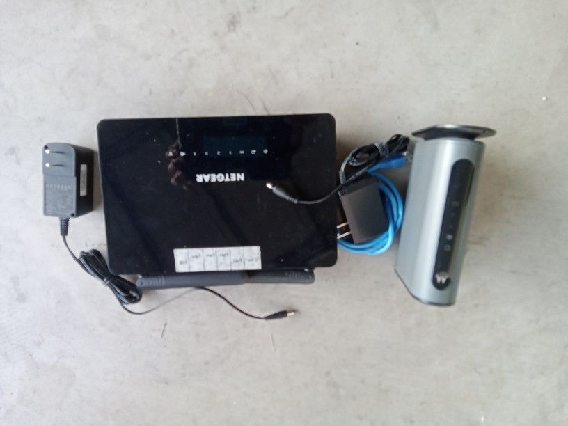 Motorola Cable Modem And Netgear R6220 Wi-Fi Gateway Router