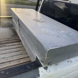 Truck tool box