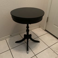 Nice Little End Table In Good Condition..delivery Available 