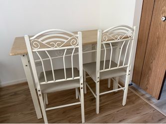 Table with 4 chairs