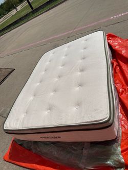 Queen mattress and Boxspring avocado mattress