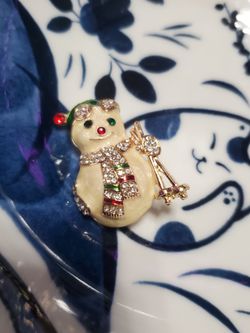Vintage Skiing Snowman Collectable Rhinestone Enamel Christmas Figural Pin Gold Tone