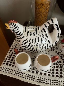 Chicken tea pot with cups