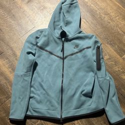 Nike Tech Fleece – Size Large