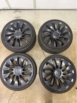 Tesla 21” uberturbine rims with Michelin tires