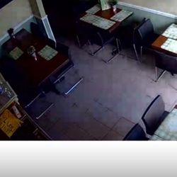 Se Vende Muy Resistentes  Sillas De Restaurante  5 Mesas Y 20 Sillas  Usadas Pero En Perfectas Condiciones 