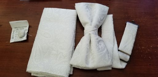 White men's bow tie. Size small $5