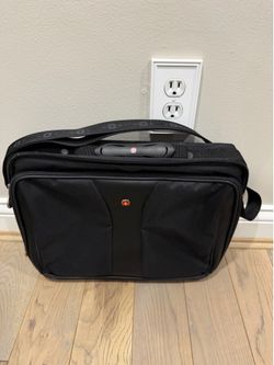 NEW Wenger SwissGear Laptop Messenger Bag!