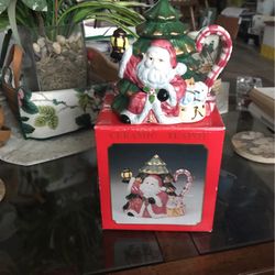 Santa Claus ceramic Christmas Tree W/gifts Teapot