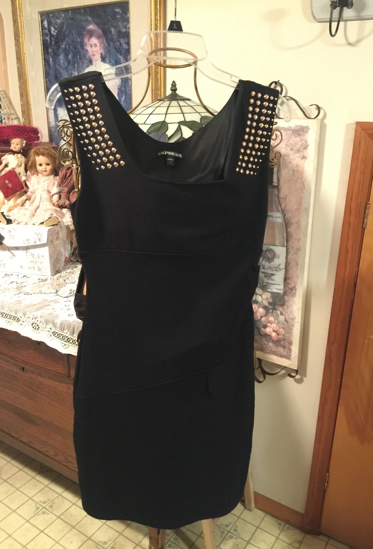 Designer Express” black stretch sheath square neck with gold foments trendy Chic dress “ work dates cute style side zip easy care sz6 misses a classi