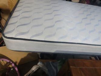 Like new twin size mattress in excellent condition