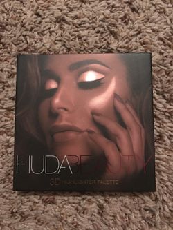 Huda Beauty 3D highlighter palette