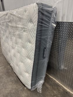 BeautyRest pillow top mattress Queen Size