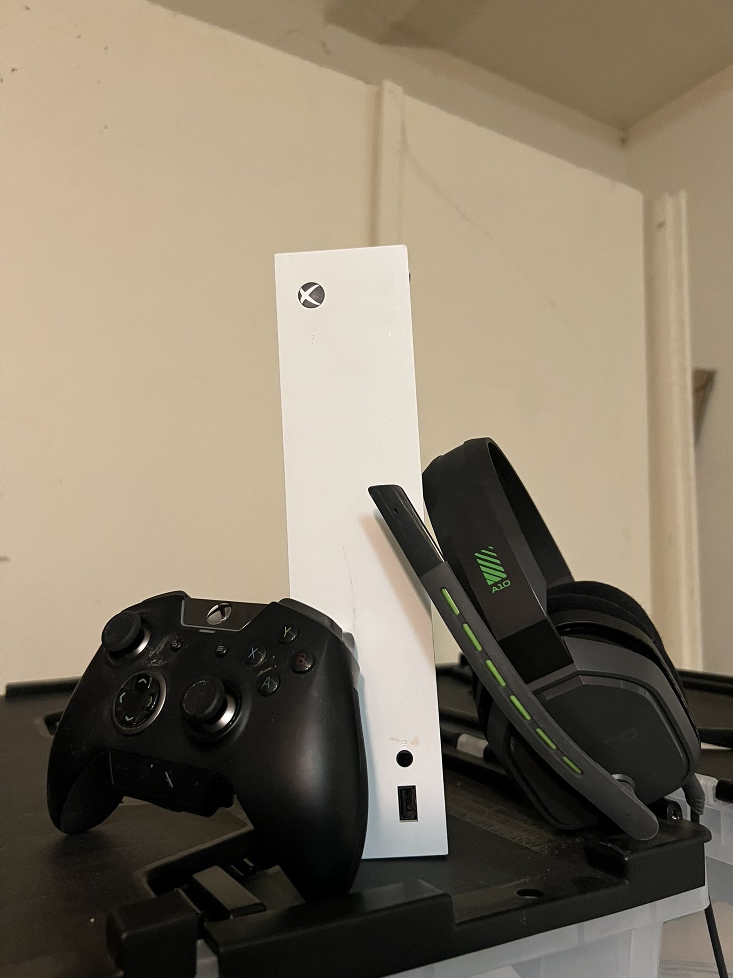 Xbox One Console, Pro Controller, Headset