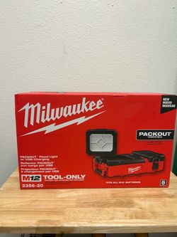 Milwaukee M12 PACKOUT Flood Light with USB Charging