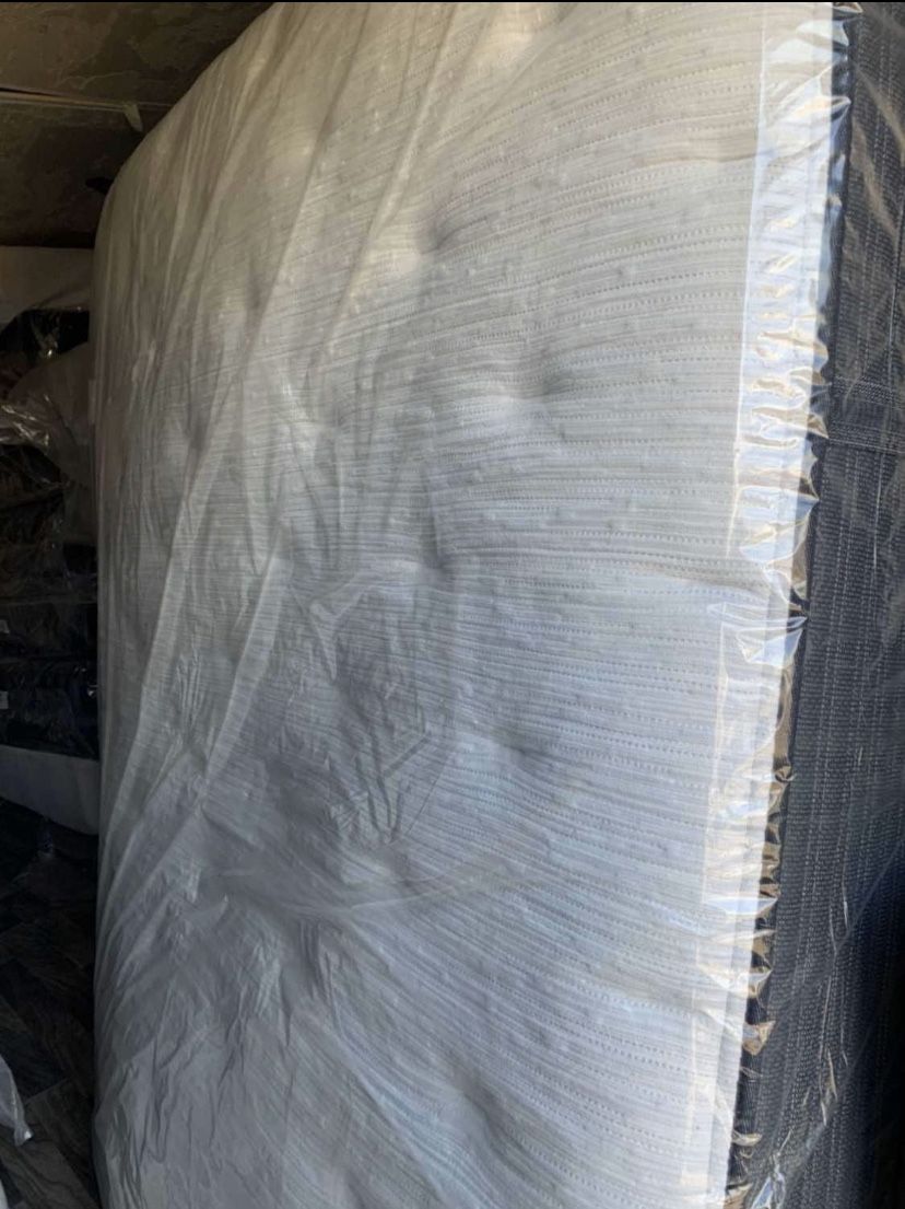 Display- Queen Size- Beautyrest Platinum Brookpine Luxury Firm with Box Spring